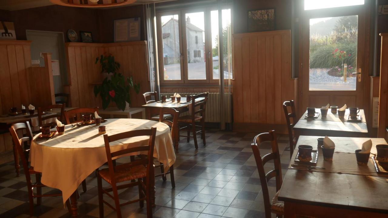 מלון Montmelard Logis Le Saint Cyr מראה חיצוני תמונה